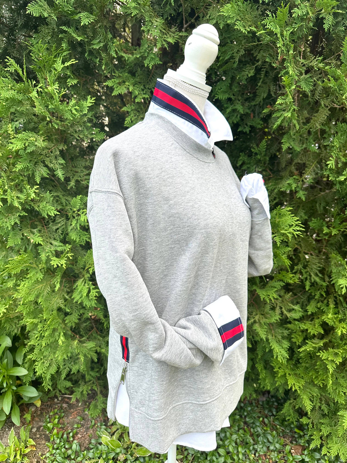 White Oxford w/Navy & Red Stripe Ribbon 