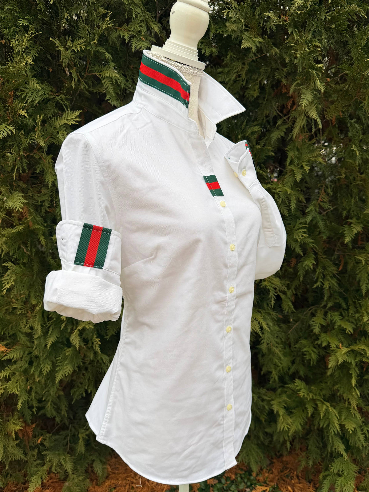 White Oxford w Hunter & Red Stripe Ribbon