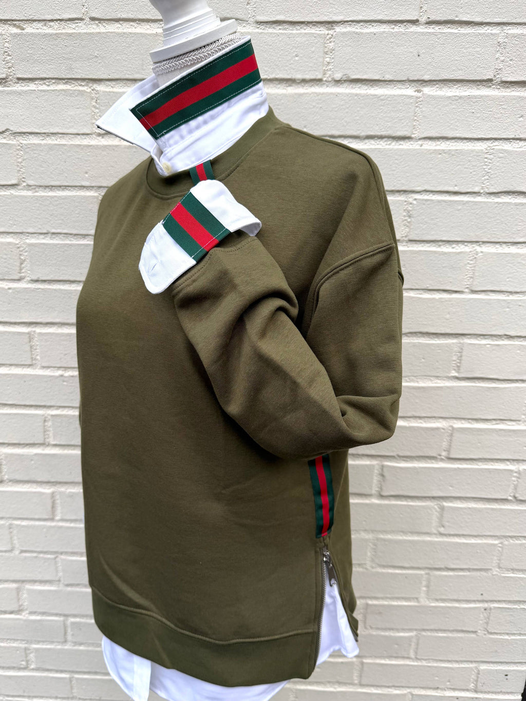 White Oxford w Hunter & Red Stripe Ribbon