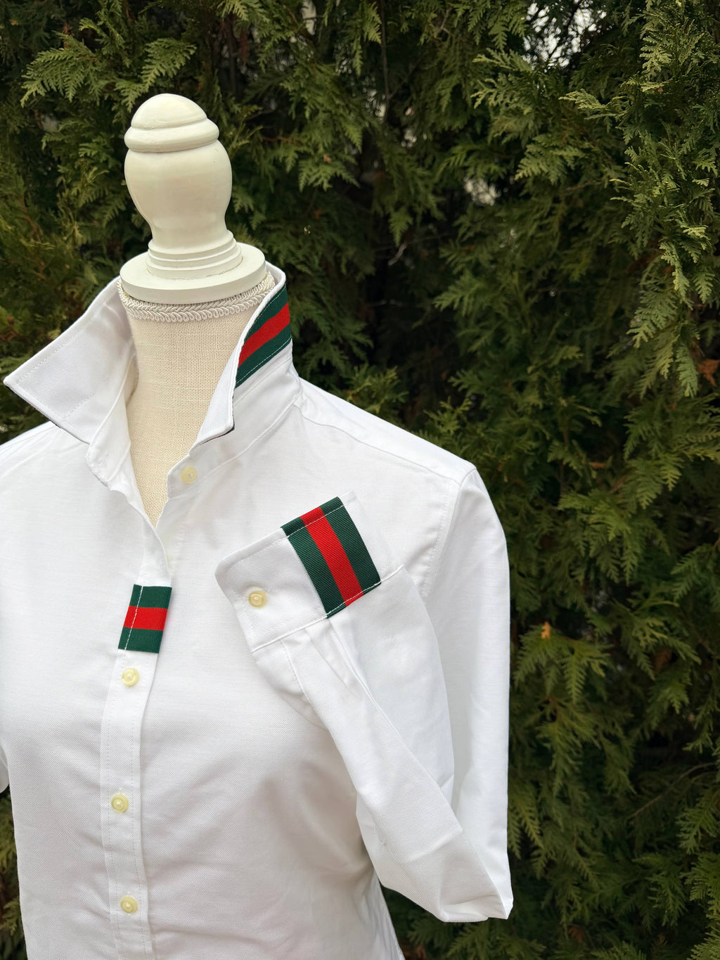 White Oxford w Hunter & Red Stripe Ribbon