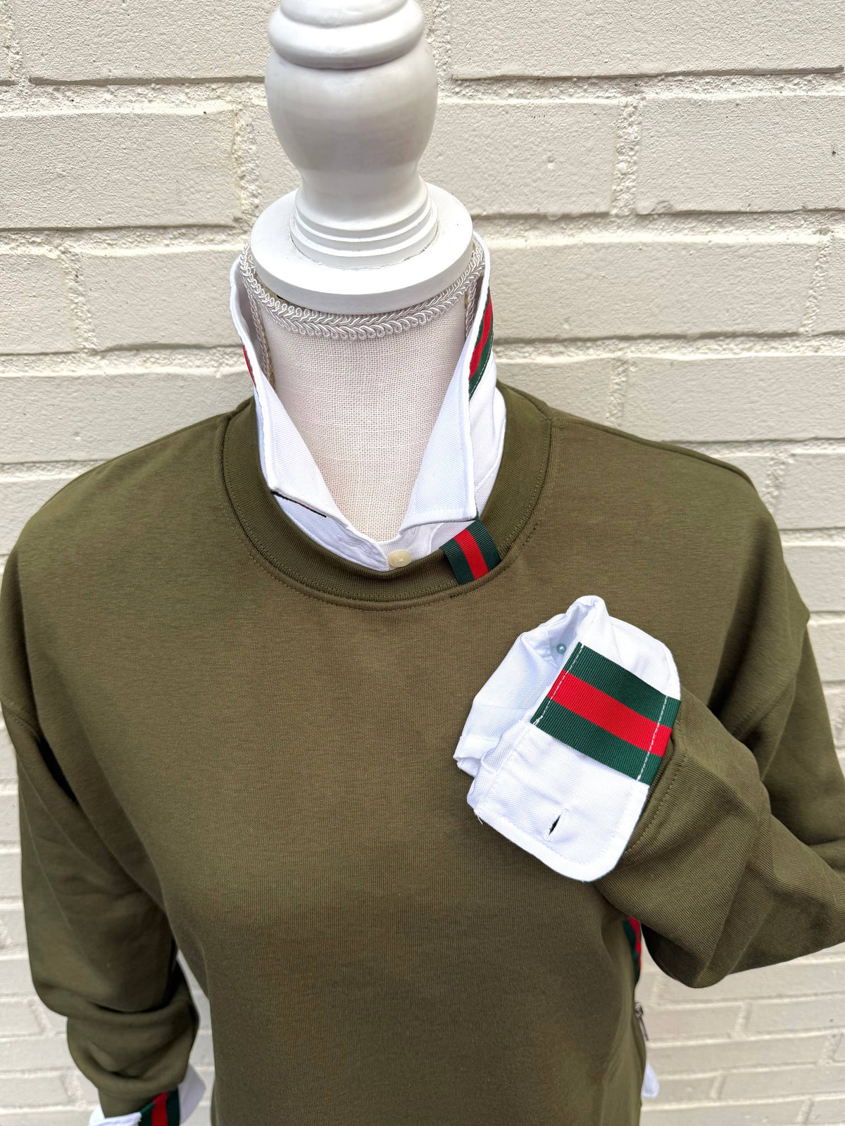 White Oxford w Hunter & Red Stripe Ribbon