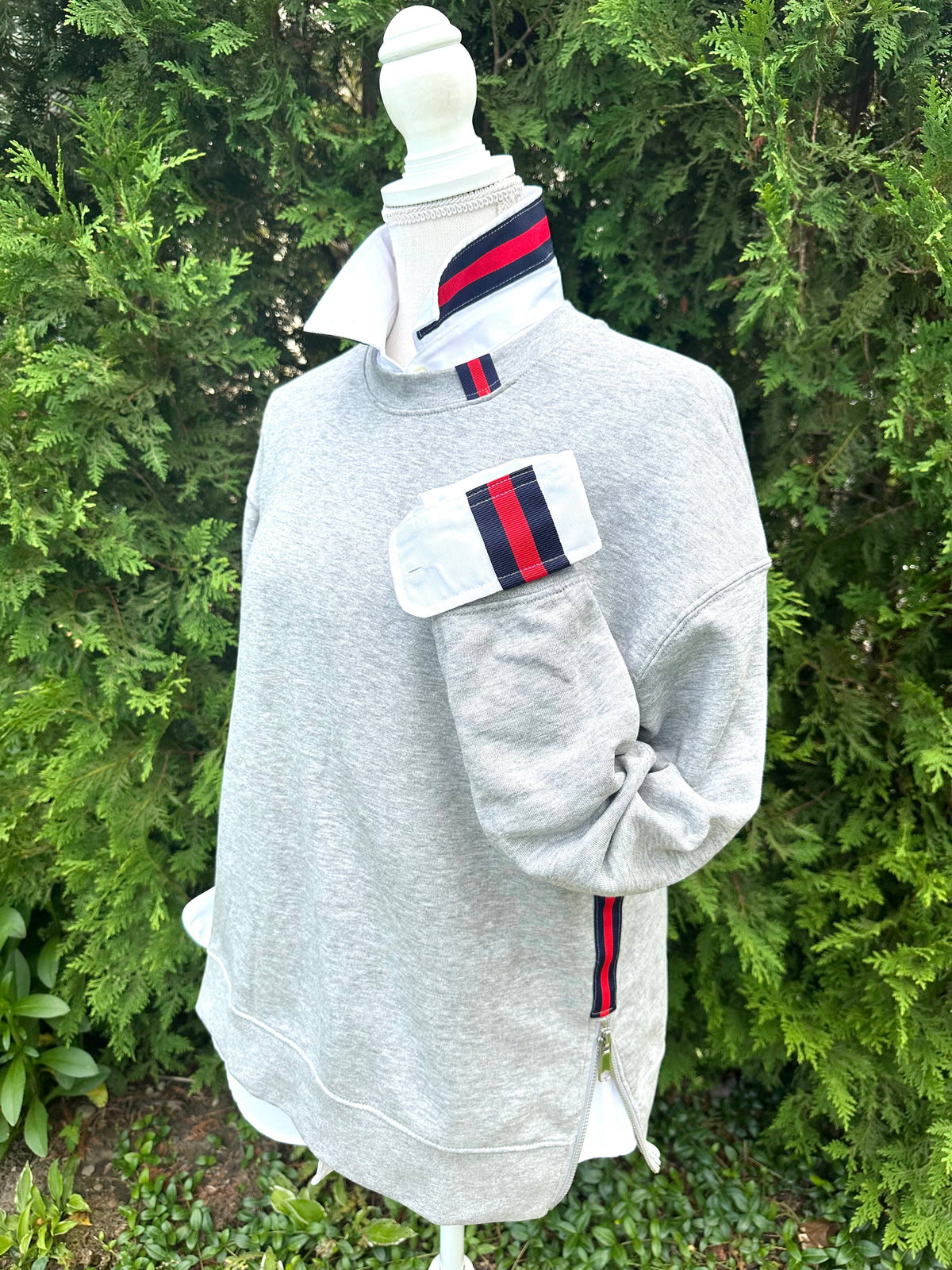 White Oxford w/Navy & Red Stripe Ribbon 