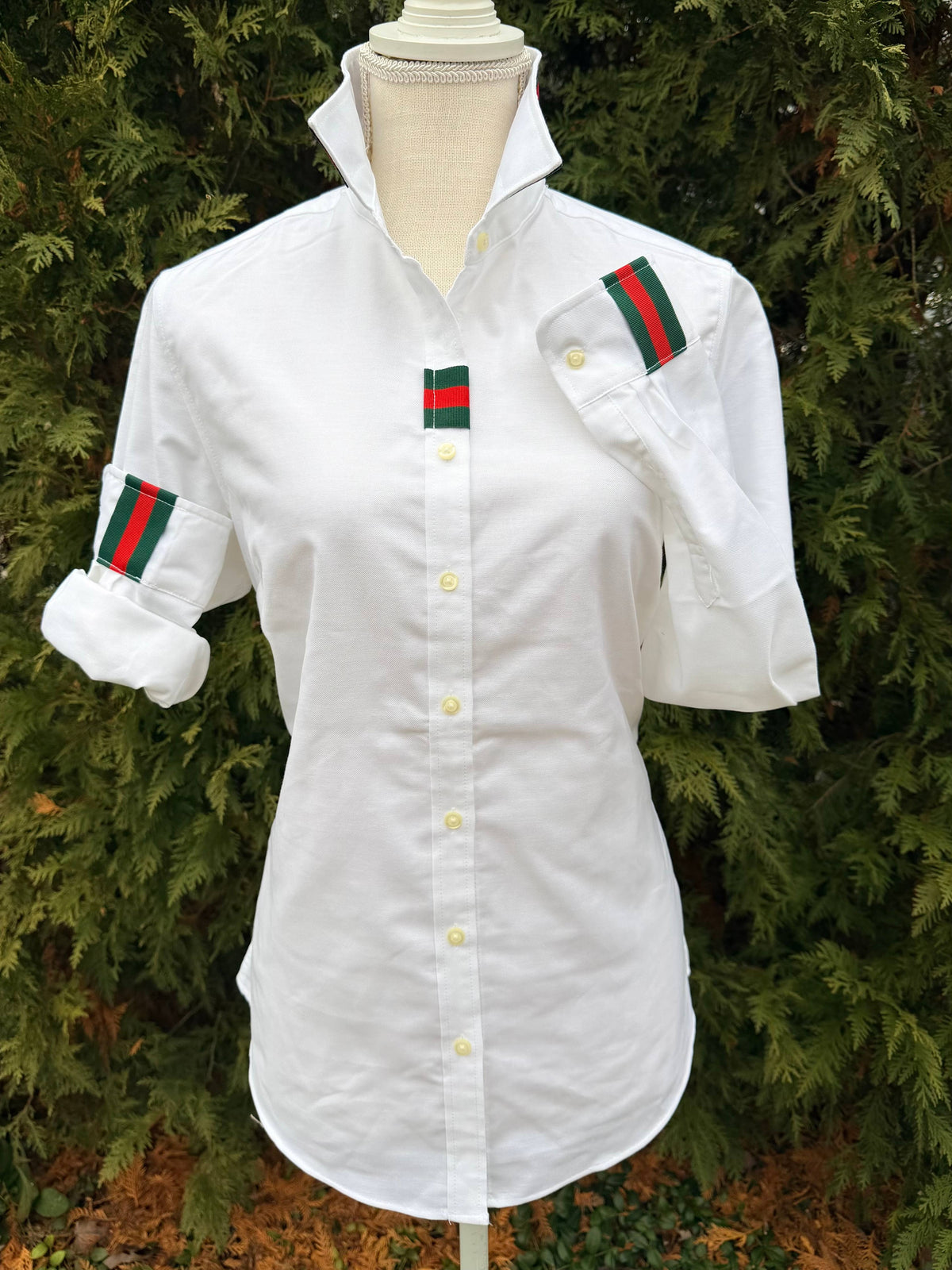 White Oxford w Hunter & Red Stripe Ribbon